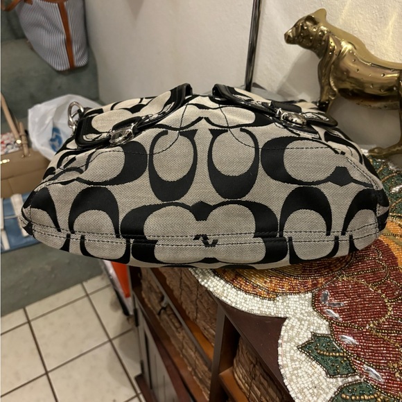 CoachBlackMonogramDaisy SignatureLogoPocketHobo.Black patent leather Trim.EUC - Picture 8 of 9